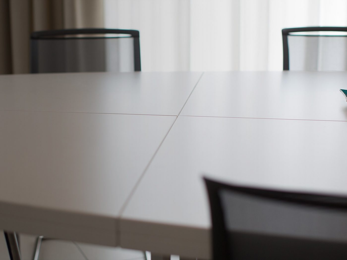 Tavolo riunioni ovale realizzato su misura in color avorio.
