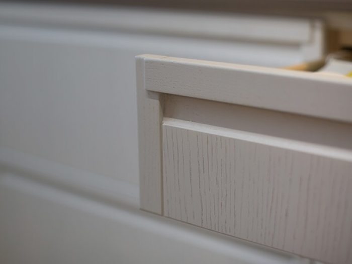 Dettaglio di un cassetto di una nostra cucina su misura realizzata in legno laccato opaco.