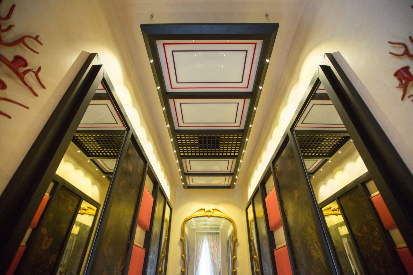 Composizione su misura di design per corridoio di una abitazione in legno e vetro.