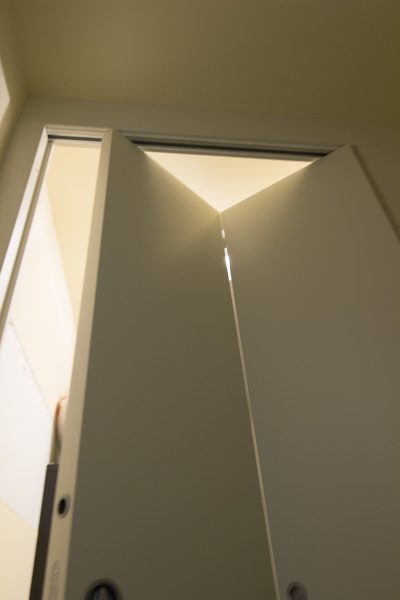 Dettaglio del meccanismo di apertura a ventaglio di una porta
